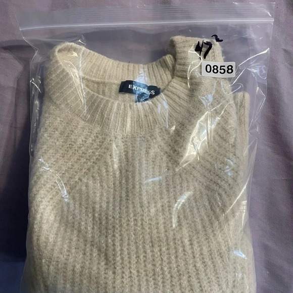 EXPRESS Cozy Capped Sleeve Crew Neck Sweater. - Picture 11 of 11